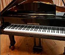 Челябинский Дом профсоюзов выставил на продажу рояль, который простоял в актовом зале 30 лет