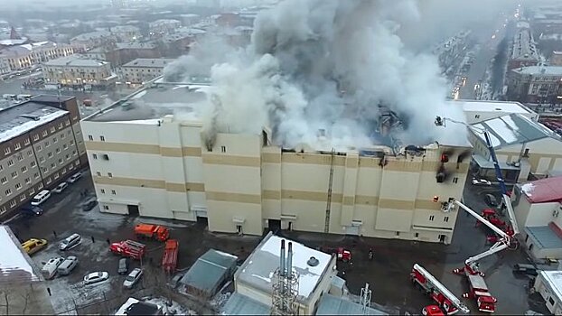 В МЧС объяснили сложность тушения пожара в торговом центре в Кемерове