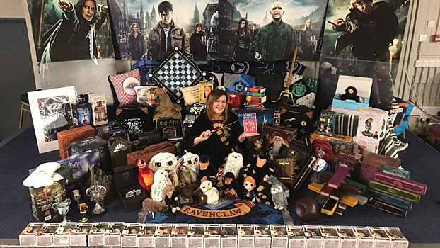 Фанатка Джоан Роулинг собрала самую большую коллекцию по миру Гарри Поттера — более 4 тысяч вещей