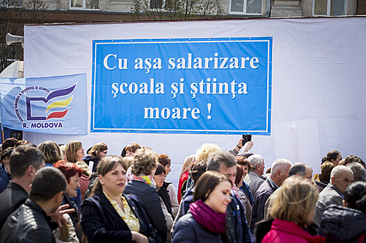 Тысячи учителей вышли на акцию протеста в Кишиневе с требованием повышения зарплат