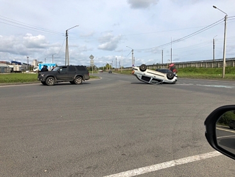 Костромской лихач хотел обогнать авто, но перевернулся прямо посередине трассы (ФОТО)