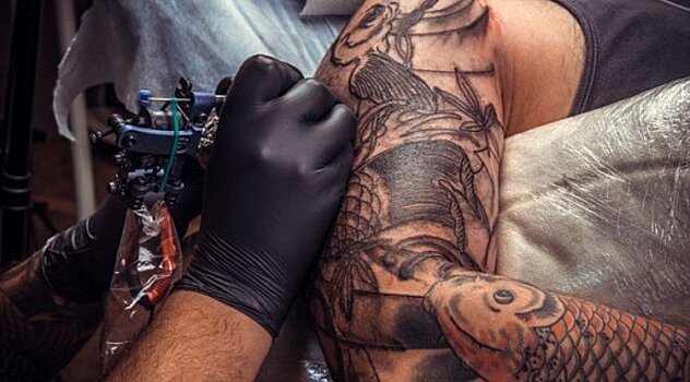 Ученые объяснили, почему татуировки могут вызывать рак