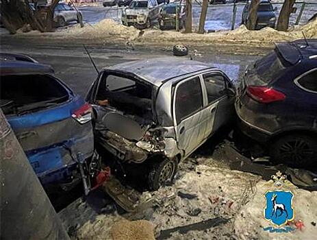 В Самаре водитель Mercedes снес три припаркованных машины