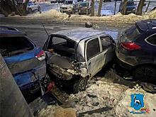 В Самаре водитель Mercedes снес три припаркованных машины