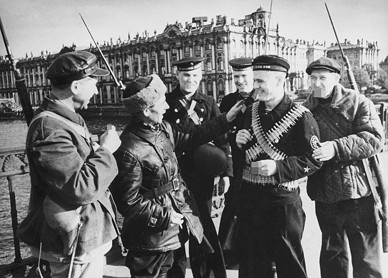 Моряки Балтийского флота на Дворцовом мосту Ленинграда, 1942 год