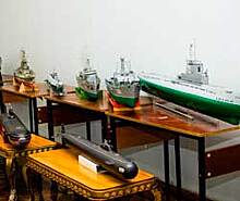 Челябинский профессор открыл выставку моделей бригантин и подводных лодок
