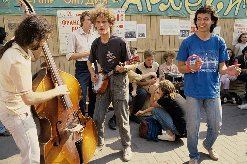 Артисты молодежного театра-студии "Арлекино" выступают на улице Арбат.