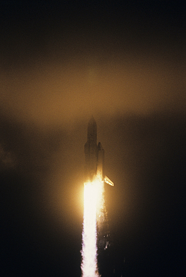 Запуск многоразовой транспортной космической системы "Энергия-Буран" с космодрома Байконур в Казахской ССР, 15 ноября 1988 года