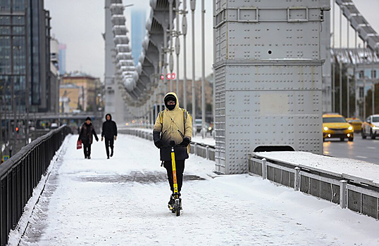 Летняя резина и дорогое такси: в Москве выпал первый снег