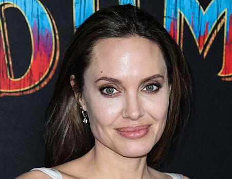 Анджелина Джоли впервые вышла на прогулку с дочерью после развода с Брэдом Питтом