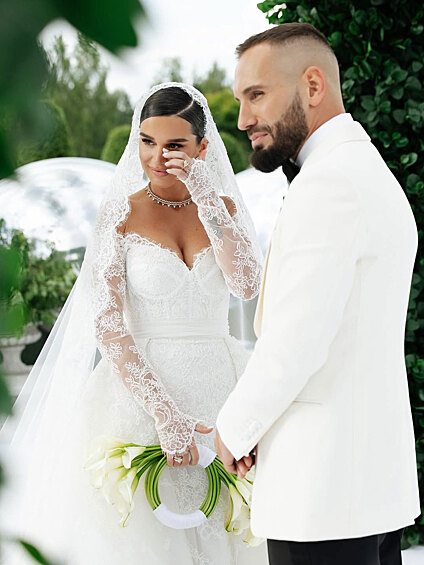 Ксения Бородина и Николай Сердюков.   Телеведущая и ее возлюбленный отметили свадебное торжество с размахом: в начале июня расписались в ЗАГСе Барвихи, а в конце месяца пригласили гостей в усадьбу Villa Michetti в 50 км от Москвы. Свадьбу в итальянском стиле вел Илья Соболев, перед гостями выступили Владимир Пресняков, Zivert, Akmal' и Artik & Asti. А в своей речи Николай Сердюков предупредил невесту, что эта свадьба для нее — последняя.