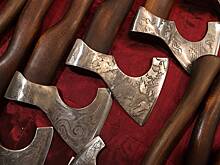 Житель Домодедова бросил топор в спасателей, приехавших тушить пожар в его доме