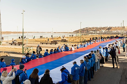 Стометровый триколор развернули на Стрелке 500 нижегородцев