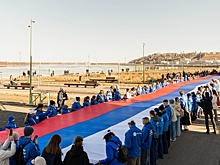 Стометровый триколор развернули на Стрелке 500 нижегородцев