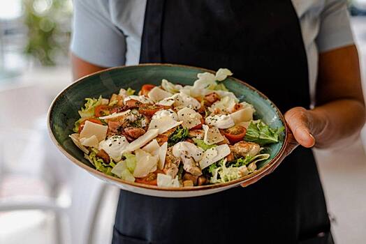 Цезарь с заправкой из йогурта: летний рецепт