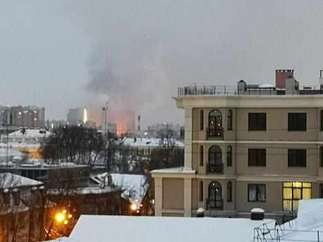 В центре Казани загорелся частный дом