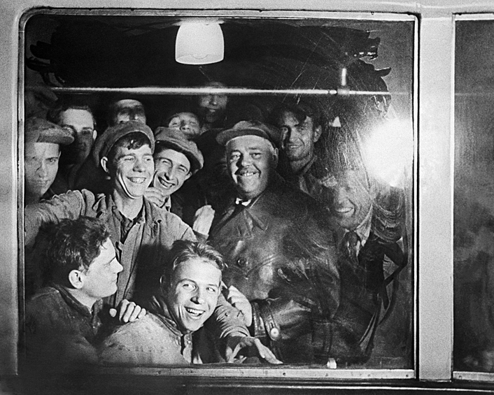 Метростроевцы - первые пассажиры метрополитена, 1935 год