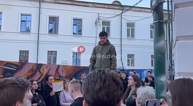 Группу «Несчастный случай» в Нижнем Новгороде встретили с плакатом «Предатели!»