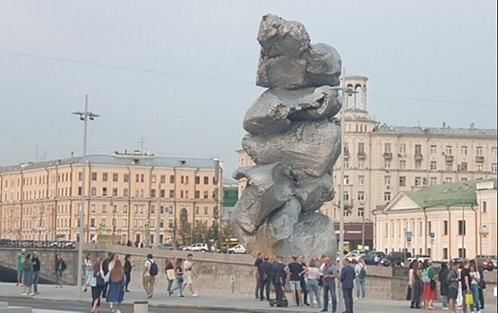 "Бесит": Артемий Лебедев прокомментировал реакцию на установку скульптуры "Большая глина № 4" в Москве