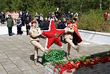 Дзержинцы возложили цветы к Мемориалу памяти воинам, умершим от ран