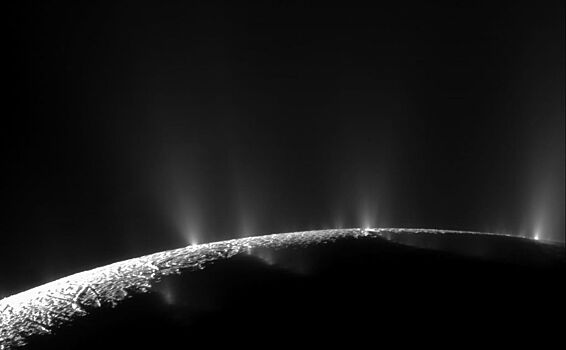 «Снежная пушка» на Энцеладе заставляет светиться другие спутники Сатурна