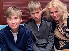 «Учатся в 10 классе»: Мария Шукшина показала своих повзрослевших сыновей-близнецов
