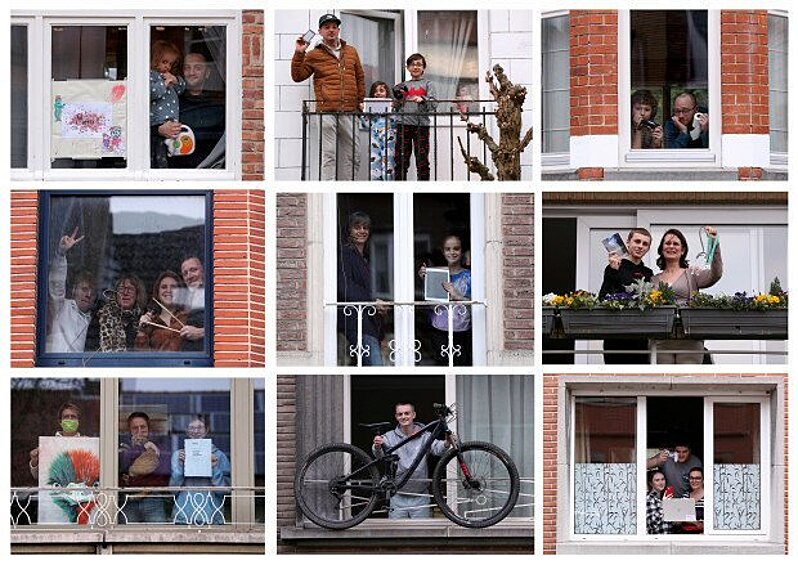 Бельгийцы позируют на балконах и в окнах своих домов, показывая важные для них предметы.  