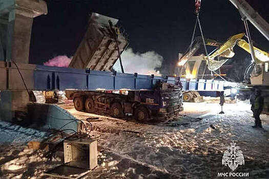 Под Уфой грузовик с поднятым кузовом снес пешеходный мост