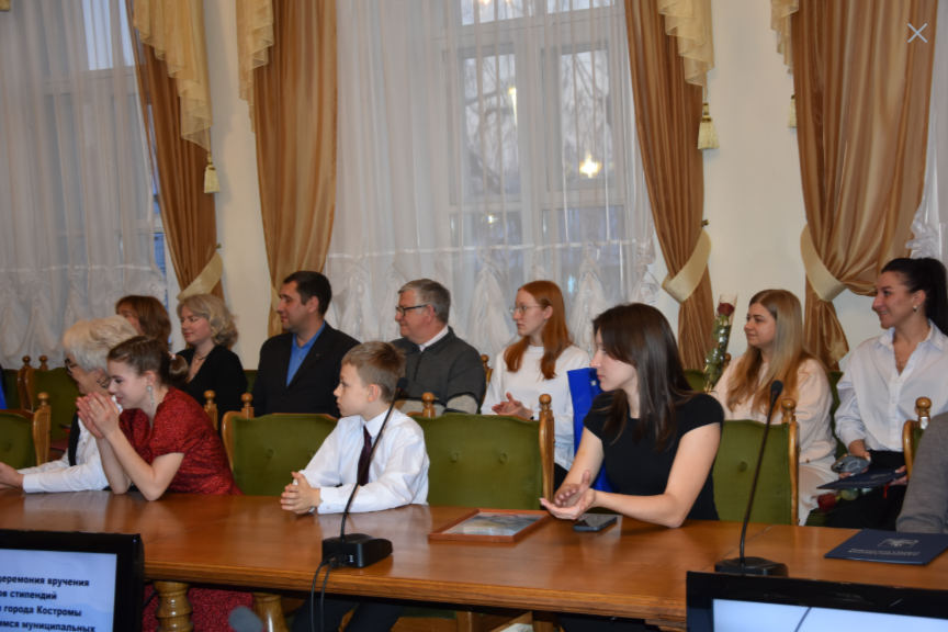 Костромские школьники получили муниципальные стипендии