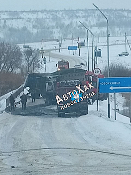 Завис над пропастью: ДТП с грузовиками в Кузбассе заблокировало проезд по мосту