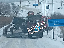 Завис над пропастью: ДТП с грузовиками в Кузбассе заблокировало проезд по мосту