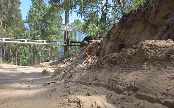 Подкоп под шлагбаум сделали автомобилисты, чтобы уехать с пляжа