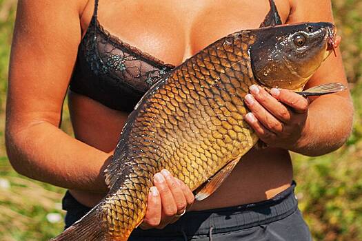 Полуобнаженные женщины с большими карпами снялись для календаря