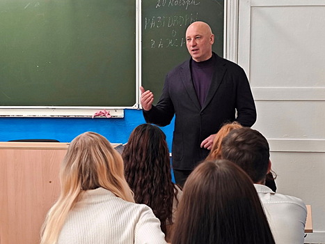 Депутат Заксобрания Игорь Чемерис рассказал старшеклассникам о важности государственной политики в отношении семьи и детей