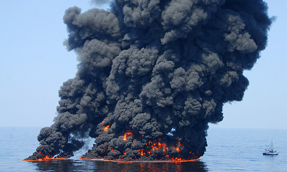 Загрязнение воздуха пожары. Взрыв нефтяной платформы Deepwater Horizon - 20 апреля 2010 года. Deepwater Horizon разлив нефти. Разлив нефти в мексиканском заливе 2010. Разлив нефти BP Deepwater Horizon.