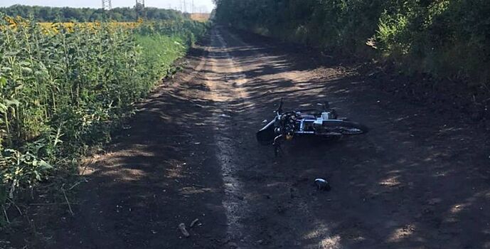 На Дону отечественная легковушка на повороте сбила мотоциклиста