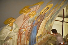 Лики святых сохранятся на века: внутри храма «Большой Златоуст» приступили к украшению стен и сводов