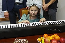 Елка желаний: дочь бойца СВО Аяна из Челябинской области получила синтезатор