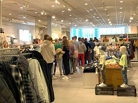 Места в очереди к H&M продают за 500 рублей в Новосибирске