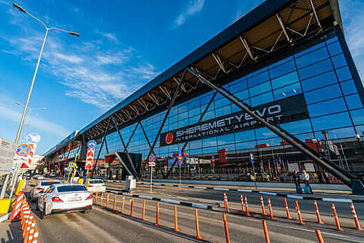 SHOT: в аэропорту Шереметьево у самолета перед вылетом оторвало часть хвоста