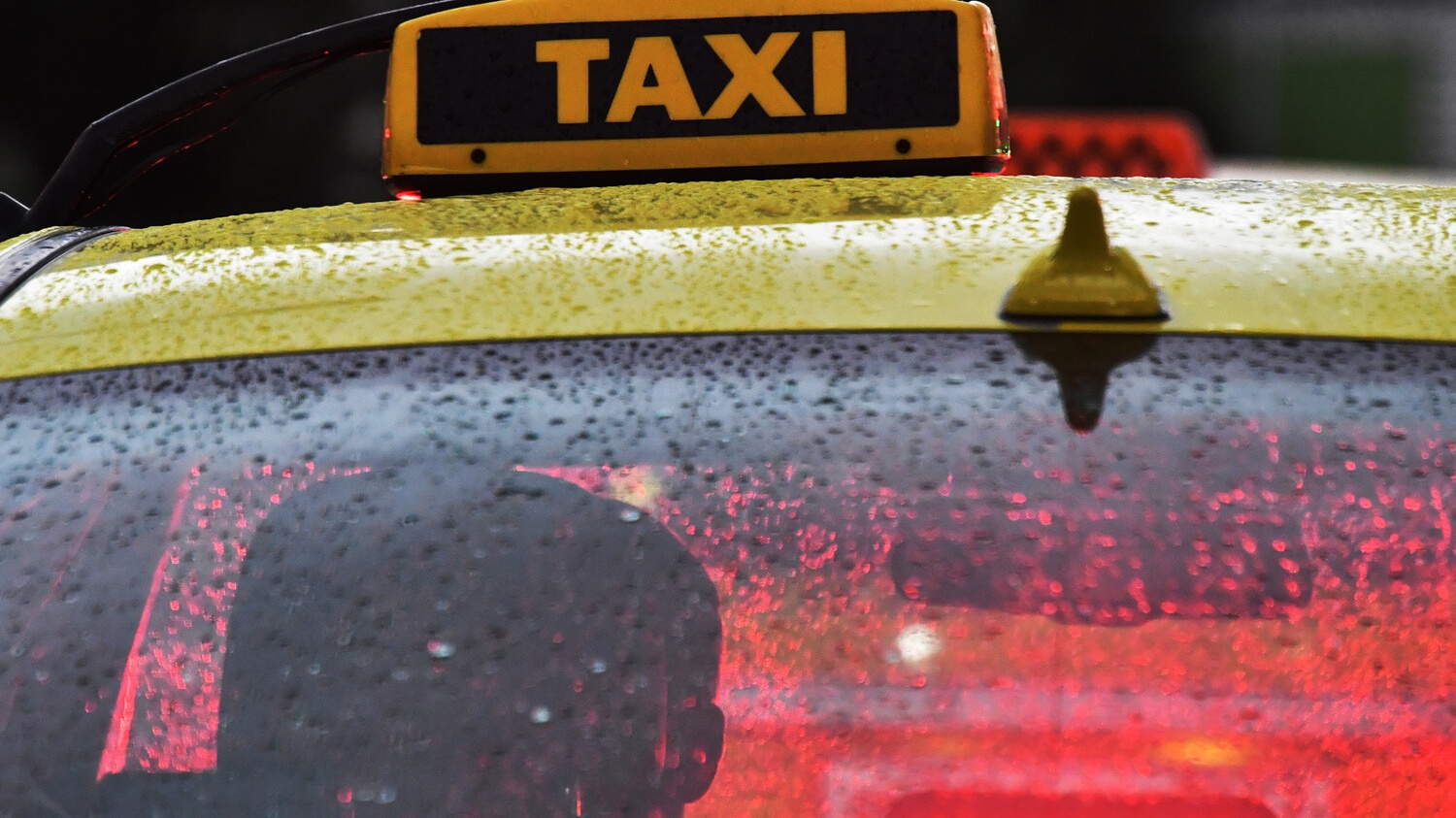 В Петрозаводске таксист отругал мать с ребенком за то, что они хлопнули дверью