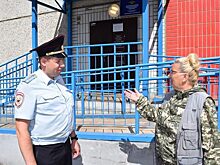 В Красноярске женщина-дворник помогает полиции следить за порядком