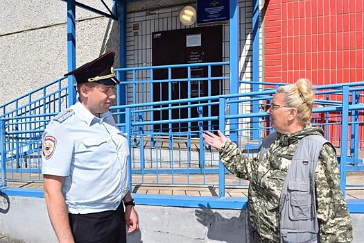 В Красноярске женщина-дворник помогает полиции следить за порядком