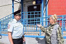 В Красноярске женщина-дворник помогает полиции следить за порядком