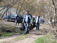 Сотрудники администрации Жуковского убрали от мусора берег Москвы‑реки