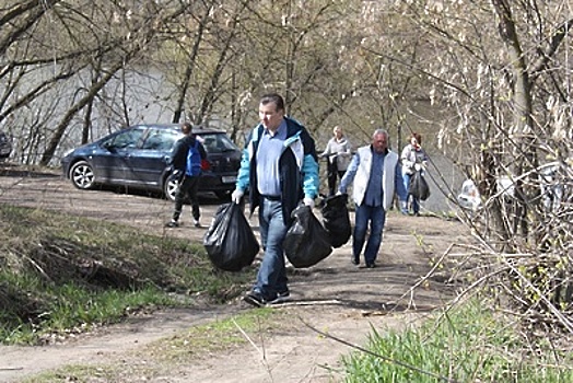 Сотрудники администрации Жуковского убрали от мусора берег Москвы‑реки