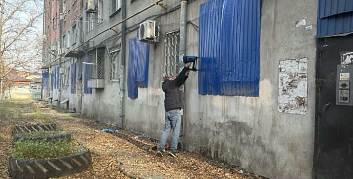 В Ростове в пятиэтажке по ул. Нариманова, 72/3 восстановили защиту на окнах и ограждение по периметру