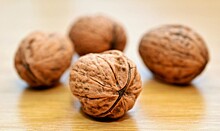 Специалисты МосГИК объяснили, почему лучше покупать грецкие орехи в скорлупе