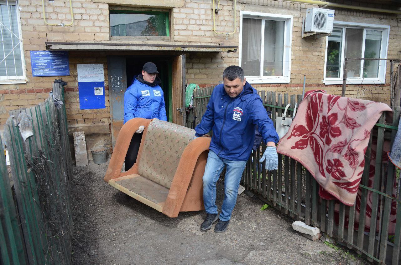 Пострадавшим от наводнения оренбуржцам помогают волонтеры