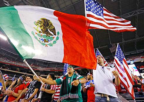 Фанаты скандировали гомофобные кричалки и бросали предметы на поле в матче США и Мексики. Рейне попали в лицо
